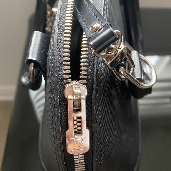 SOLD / Louis Vuitton alma bb with bag charm - Picture 7 of 8